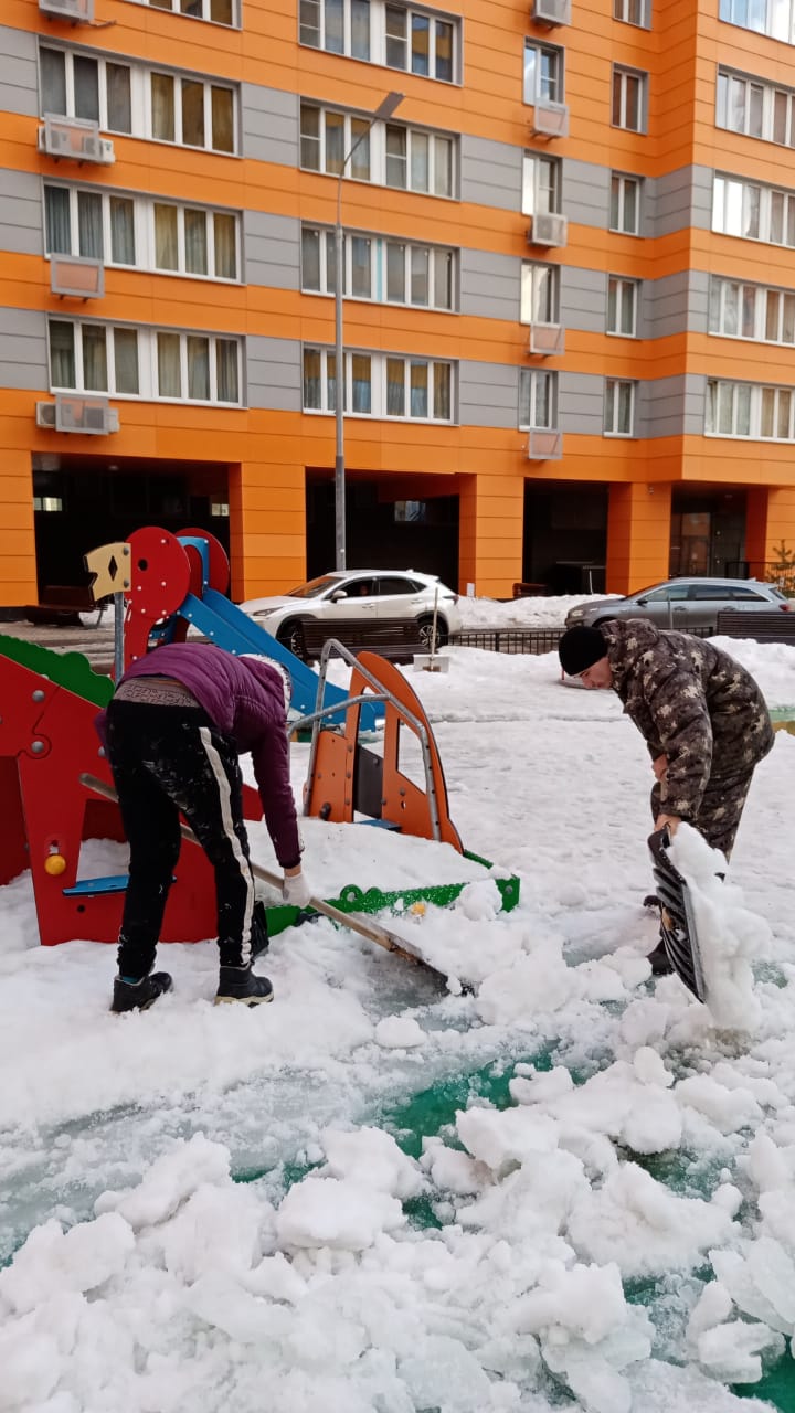 Выполняется уборка снега с территории детской площадки около многоквартирных домов, расположенных по адресам: г. Видное, ул. Радужная, д.2 и д.4.